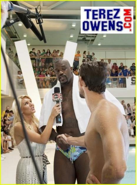 Shaq and Phelps (Via <a href="http://www.terezowens.com/michael-phelps-swimming-challenge-with-shaq/">Terez Owens</a>.)